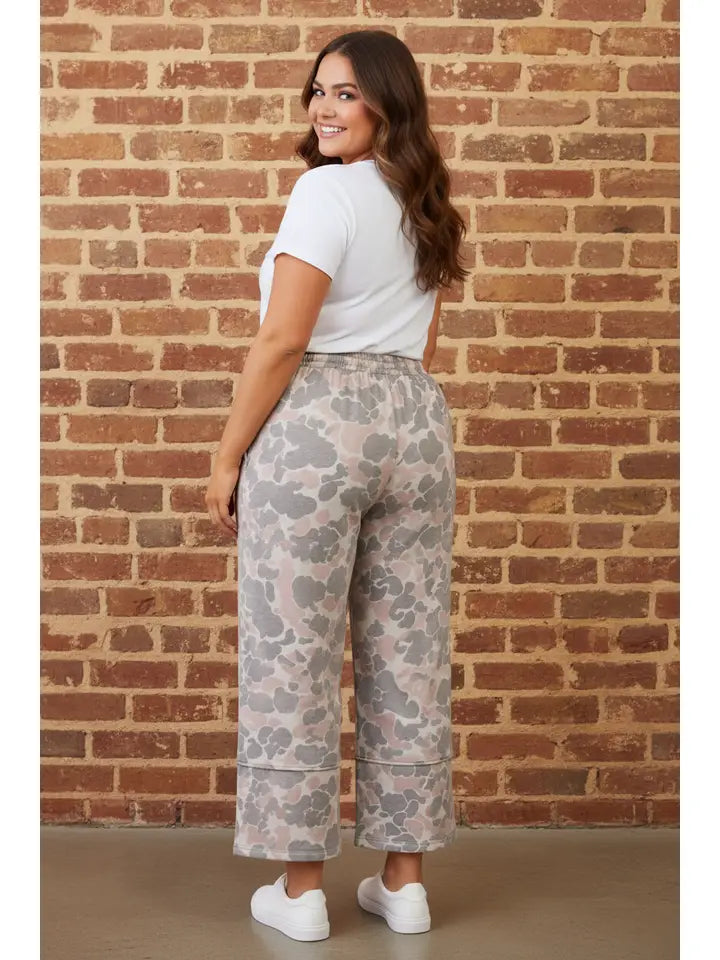 Plus Size Camouflage Patch Pocket Cropped Pants