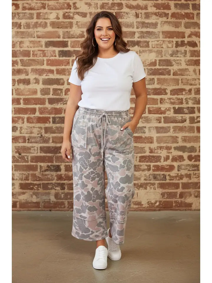 Plus Size Camouflage Patch Pocket Cropped Pants